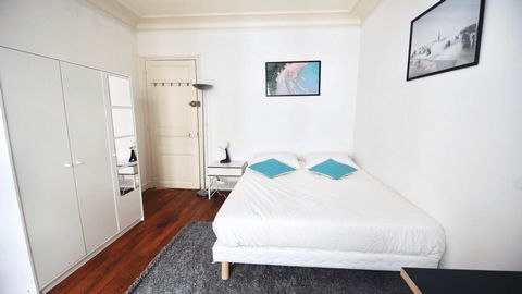 This 13m² bedroom is fully furnished. It has a double bed (140x190), a bedside table with lamp and a large mirror at the head of the bed. There is a work area with a desk, chair and lamp. The bedroom also has plenty of storage space: two wardrobes wi...