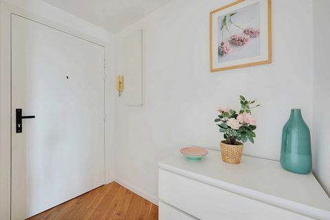 We are delighted to welcome you to our studio apartment in the charming district of Courbevoie, just a stone's throw from Avenue Léonard de Vinci. It is on the 3rd floor with a lift. Ideally located, you'll be just a short walk from La Défense, one o...