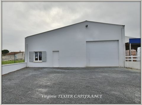 Dpt Charente Maritime (17), à vendre SAINT JEAN D'ANGELY Locaux d'activité avec parking