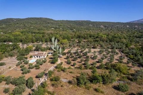 Saint-Cézaire-sur-Siagne, magnificent location for this beautiful stone properties with character, build on a beautiful olive grove of 11 098 sq.m, in absolute calm. About approx 160 sq.m the villa included, an entrance, a large living room, dinning ...