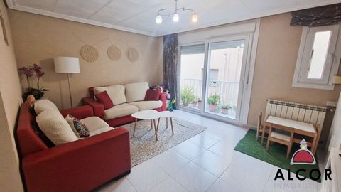 RÉF 3596 Excellente opportunité d’acquérir cette fantastique maison située dans la ville de Benicarló, dans la province de Castellón. D’une superficie de 185m2 répartis sur plusieurs étages, ce bien offre de multiples possibilités. Il dispose d’un ga...