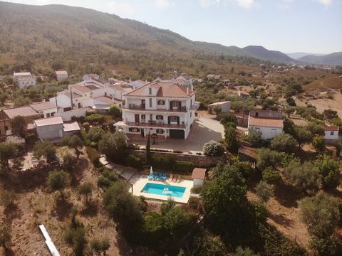 This property is a rare opportunity for someone who is looking to own a successful Bed&Breakfast business in Portugal. It has everything you and your guests needs. Existing out of two independent, fully renovated houses on a total area of 1355 m2, wh...