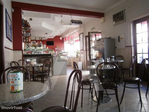 Kawiarnia / Snack-Bar w centrum Ílhavo, z ponad 20-letnim portfolio klientów. O łącznej powierzchni 170 m2 ma 35 miejsc. Ten obiekt składa się z w pełni wyposażonej kuchni i magazynu w piwnicy. Z licencją na sprzedaż napojów i posiłków. Brak umów, ca...