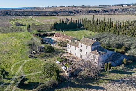 Located on the outskirts of the charming listed village of Séguret, one of the most beautiful in France, just 7 km from Vaison-la-Romaine, this 19th-century mas offers an elegance preserved by careful renovation in the 1990s. Spread over three levels...