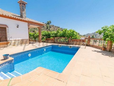 Holiday country property just 2 Km North of Torrox on the Frigiliana road. The house is rented for 4 people with 3 bedrooms (4th bedroom not in use) an en-suite shower room adn a family bathroom. Spacious lounge-dining room with a fireplace, kitchen ...