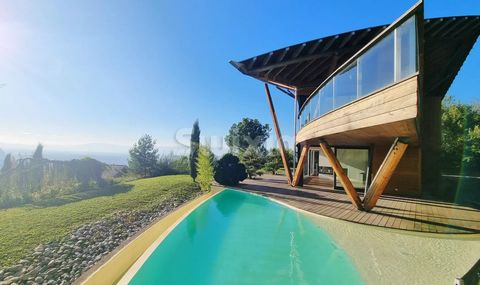 Réf JL1789GR: In the heights, this privileged location offers a commanding view of Geneva, peace and quiet close to nature, and access to customs and amenities in 15 to 20 minutes. At the end of a private cul-de-sac, this architect-designed villa is ...
