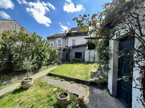 Nous vous proposons à la vente cette maison pleine de charme, des années 30, de 100 m2 avec garage, terrasse et agréable jardin. Vous découvrirez au rdc un élégant espace de vie avec belle hauteur sous plafond et parquet, une cuisine séparée, équipée...