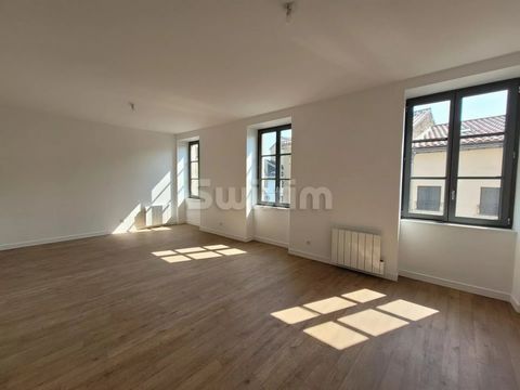 Ref: 66707BM2 In the center of Mâcon, Superb one-bedroom apartment of 65.64 m² completely renovated, on the 2nd floor of a recently renovated building. It offers a large bright living room/kitchen of 31 m², a large bedroom with cupboard, a beautiful ...