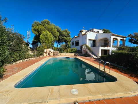In a very quiet area being a cul de sac, we find this spacious villa located on a flat and very private plot. It needs renovation, which gives us the opportunity to put our own stamp on it. It is divided into three floors, on the top floor we find th...