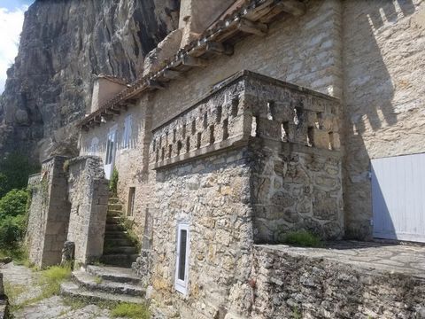 This troglodyte house is exceptional! The view over the Célé valley and the end of Cabrerets is unique and fabulous. The exposure gives you maximum sunshine all year round, while still being in the valley which is rare. The 40 square metre terrace, w...