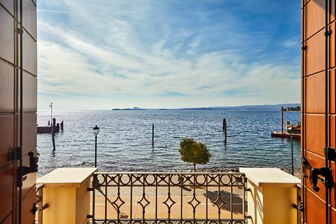 On the lakeside of Maderno, immersed in the beautiful setting of Lake Garda, we find an enchanting Residence with swimming pool. In this unique context, we propose a three-room apartment in FIRST ROW on the lake, on the second floor, conceived as fol...