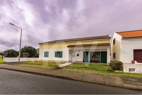 Detached house, with side entrance, garden and porch with barbecue area Currently the villa is divided into 2 apartments, but can be used again as a single house. The rest of the floor has 3 bedrooms 1 W ́C, large living room and kitchen On the 1st f...