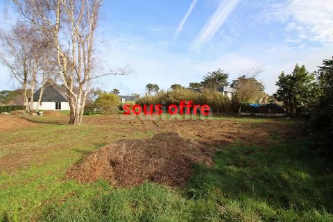 Ref.67778GLC: Very beautiful location for this building land of 800 m2: certainly one of the last possibilities, on Trégastel beach, to acquire building land located in a privileged area, very close to the seaside and shops. It is well proportioned, ...
