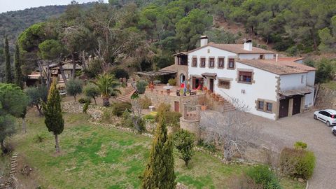 IMPRESSIVE COUNTRY HOUSE WITH POOL, ONLY A SHORT DISTANCE FROM THE SEA Impeccably restored, with wooden beams and lots of natural light, this magnificent house is located on the hill above the picturesque town of Castell d'Aro, just 10 minutes by car...
