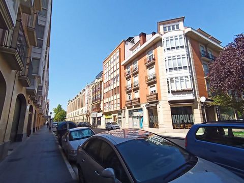 FOR SALE next to the land registry of Vitoria spectacular commercial premises of 750 m2 with excellent shop windows and includes garages. Great location, call us and we will inform you without obligation !