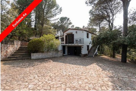 Charming house, strategically located just 1.5 km from the centre of Begur, offers the perfect combination between proximity to the heart of the village and the serenity of a more secluded setting. Just a 20-minute walk away, you'll have access to th...