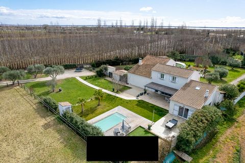 Exclusively, in a popular and privileged area, between vineyards and ponds, this residence offers a unique configuration of two renovated houses of 175m2 and 127m2 with separate accesses. They offer warm living spaces with cathedral ceilings with fir...