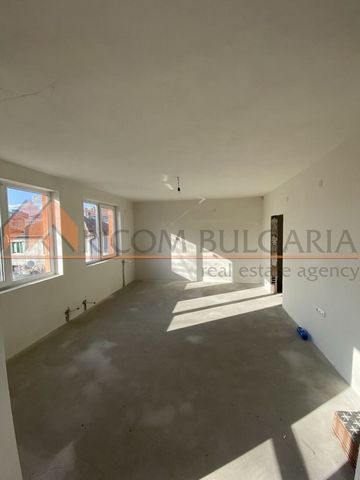 EXCLUSIVELY FROM RICOM BULGARIA! Two-bedroom apartment with ground garage included in the price in the central part of Targovishte! It is located 5 minutes. from the Market and 6-7 min. from the city center! Price without commission from a buyer! Per...