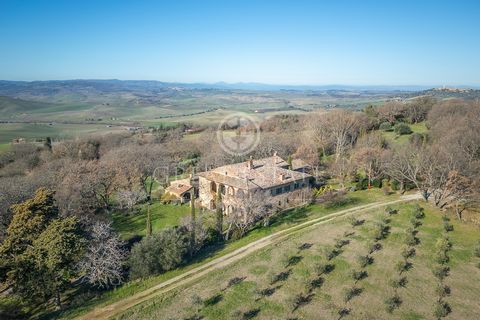 This enchanting hamlet, nestled in the renowned landscapes of Val d'Orcia, features a main farmhouse and two annexes connected by a cloister. The main residence, adorned on its exterior with climbing vines, is spread over 3 levels: the ground floor i...