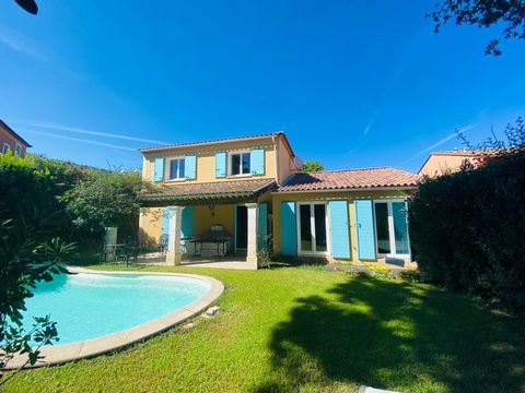 Pretty 5-room house, in a closed and secure subdivision of 50 lots, located in La Croix Valmer, with a living area of 135 m2 on a plot of 792 m2. It is composed of a separate fully equipped kitchen, a laundry room, a separate toilet, a beautiful livi...
