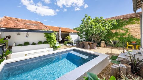 In the heart of the popular village of Eygalieres and just a few minutes' walk from the centre, this attractive single-storey house offers 112 m2 of living space with a total build area of 190 m2. The owner has given this property a real personality,...