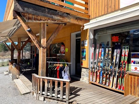 EXCLUSIVE!!!!! Immogliss offers you in the heart of the Ubaye valley, in the town of Barcelonnette, a rental and sale of sporting goods store ideally located. 15 minutes from Pra-loup, 19 km from Saint-Anne la Condamine and only 5 minutes from the Sa...