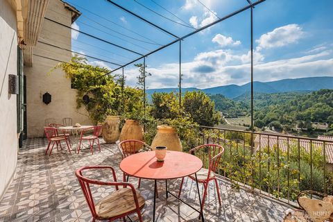 A property of rare beauty hidden in its precious setting: Ménerbes At the heart of one of the famous villages of the Luberon, one of the most beautiful villages in France, Menerbes is a land of artists where Nicolas de Stael, Dora Maar, Picasso and m...