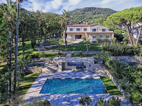 In a dominant position, facing south/west, in absolute calm, this sumptuous freestone villa from the 1970's is ideally located in a residential area of Vence, a few minutes walk from the city center. Built on a plot of land of approximately 5000 m2, ...