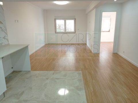 Nice 1+1 bedroom flat, renovated with good materials and good taste. Interconnected kitchen and living room, full bathroom with shower, bedroom with wardrobe and interior bedroom/office. It also has a storage space on the same floor. Located in a cen...