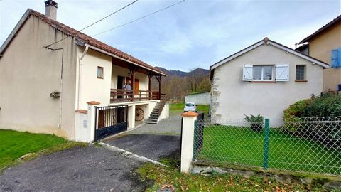 2 FACING HOUSES “NEAR ASPET” In a hamlet 5 minutes from ASPET, these 2 old houses, one of which is renovated, would be suitable either for a main residence for a couple with the opportunity to receive their family or for seasonal rentals. One of 66.5...