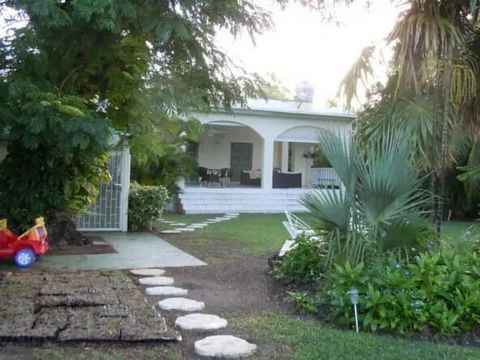Brighton Beach House är ett enplanshus som ligger direkt på en av de finaste vita sandstränderna i Barbados - det bästa av den karibiska kusten ligger precis utanför dörren. Detta hem består av 4 luftkonditionerade sovrum och 3 badrum. Den breda täck...