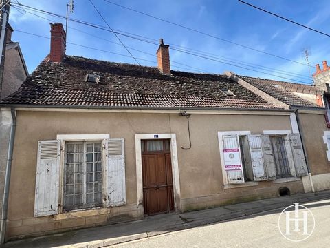 In the old medieval village of Ainay-le-Château, pretty house to renovate entirely. A stone's throw from shops and amenities, this stone house will seduce you with its beautiful volumes. If the work does not scare you, this house is for you. It consi...