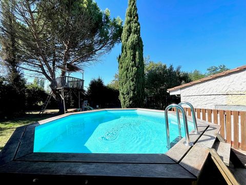8 minutes from Langon, in the town of Verdelais, come and quickly discover this stone house with atypical charm in a bucolic environment. Built on 2 levels, it consists on the ground floor of a large living-dining room of about 42 m2 and its fireplac...