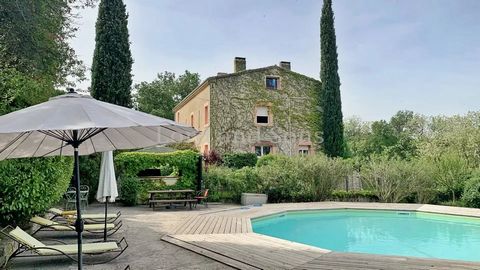 Située en Drôme provençale, à la limite du Vaucluse, cette belle bastide de 365m2 est nichée au milieu des vignes et des oliviers sur un terrain de 1,2 hectare agrémenté de chênes centenaires, de noyers et d'oliviers. La maison se compose de la maniè...