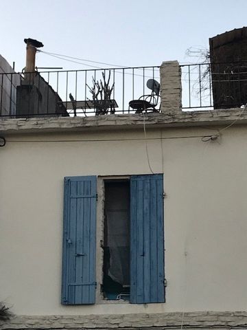 For sale Arles, Monplaisir, small building consisting of a T3 of about 35 m2 with terrace and a large studio of about 33 m2. Plan renovation work. The property is sold rented. Amount of rental income: 900 euros per month. 'Information on the risks to...