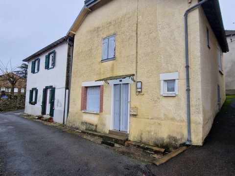 In Pierre-Buffière, in the town centre, T3 house on 2 levels. The house consists on the ground floor of a main room of 19m2, plus a storeroom, and 2 bedrooms and a bathroom upstairs. Stone construction from the early 1900's, to be renovated, and can ...