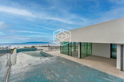 Villa de luxe nouvellement construite dans le sud de Tenerife avec des vues fantastiques sur la mer, le terrain de golf et l’île de La Gomera. Situé dans l’un des endroits les plus prestigieux de l’île, l’Abama Golf, l’un des dix meilleurs terrains d...
