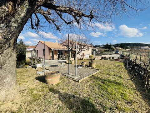 Au cœur du Sud Ardèche, proche du splendide cirque de Gens. Cette maison de plain-pied de 1984 est implantée sur un beau terrain clos et arboré de fruitiers d'env 1550m2 (constructible sous réserve des autorisations d'urbanisme) . Elle comprend 117 m...