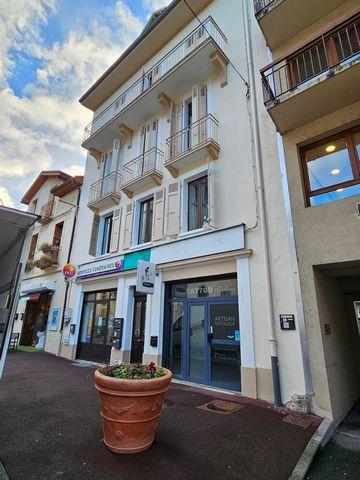 In preview at the BARNOUD agency - In the town of Evian-Les-Bains in the heart of the center, come and discover this premises with great exploitable potential. This business of almost 50m2 is composed of a private area of 27.31m2 and two storerooms, ...