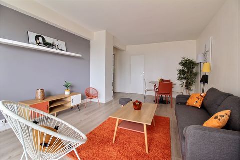 In the town of Louveciennes, less than two minutes walk from the station line 'L' direction Paris Saint Lazare, in a residence with caretaker perfectly maintained. located on the ground floor of a 3-storey building, a 3-room apartment with a surface ...