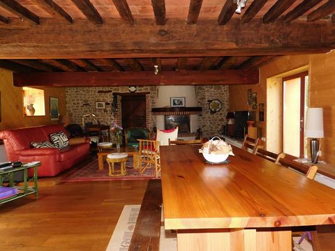 Cabinet Coubertin biedt, in Saint-Julien-la-Geneste, op 10 minuten van Saint-Gervais d'Auvergne, een oude boerderij gerehabiliteerd op een perceel van 2911 m2, waaronder een huis van ongeveer 120 m2 en een schuur van 46 m2. Het woongedeelte bestaat u...