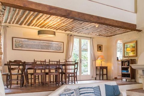 Deze villa zal u verrassen met zijn authentieke Provençaalse charme: overal in het huis is de vloer bedekt met terracotta tegels, de verschillende tegels in de badkamers, de beschilderde kasten... het voelt als een film. De kamers zijn zeer ruim en d...