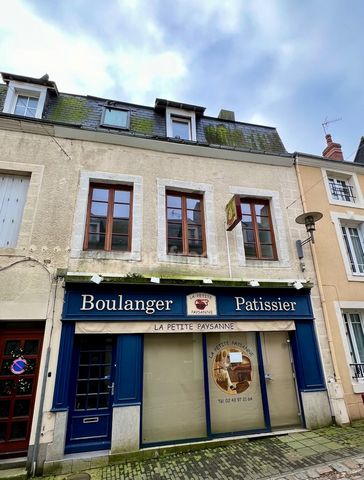 Au cur du village historique de Fresnay-sur-Sarthe, Raphaël Joubert vous présente en exclusivité cette ancienne boulangerie-pâtisserie, accompagnée de son appartement. Au rez-de-chaussée, vous trouverez une boutique, une pièce dédiée à la préparation...