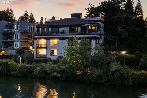 Historical condominium residence with historical interest rate opportunity! 4.5% seller financing available for qualified buyer. Live in the heart of Lake Oswego's Lakewood Bay in this waterfront condo nestled in a building steeped in the city's hist...
