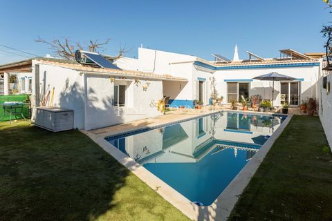 Located in a quiet little hamlet, 5 minutes drive to beautiful white sandy beaches yet very close to the little town of Vila Nova de Cacela. The property feels like it is in the countryside, but at the same time benefits from a very convenient locati...