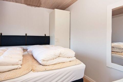 Geräumiges Ferienhaus am See Kvie Sø. Im Haus gibt es eine Wohnküche mit viel Platz für sechs Personen, ausgestattet mit sowohl gemütlichem Holzofen als auch klimafreundlicher Wärmepumpe. Zusätzlich gibt es ein Wohnzimmer mit Fernseher und ebenfalls ...