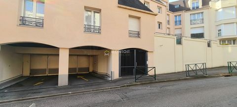 THIAIS, proche centre-ville, au 53 Rue Maurepas, dans résidence sécurisée, avec gardien, au 2ème sous-sol, EMPLACEMENT DE PARKING DOUBLE en enfilade, numérotées 53 et 54. L 8.95 m X l 2.31 m - charges 26€/mois - TF 155€/an - disponible de suite