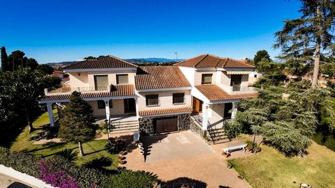 TWO HOMES IN ONE IN URB. EL CARMEN! 2 homes in a single building with independent and fully complete accesses each. 1,083m2 of total plot and 180m2 built approximately each, distributed over 2 floors + semi-basement of about 100m2: - EXTERIOR: swimmi...