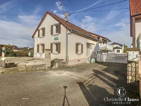 Come and discover in exclusivity in your Christelle Clauss Immobilier agency in Saint-Louis this adjoining house of 93m2 in the town of Rosenau. On the ground floor you will find an entrance, a fitted kitchen open to the living room, a bathroom with ...