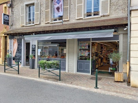 In the centre of Milly La Forêt, shop of about 85 m2, comprising 3 rooms, including a large room, an office, a cold room and toilets with sink. It is possible to carry out all activities except catering. It has 2 display cases with electrically close...